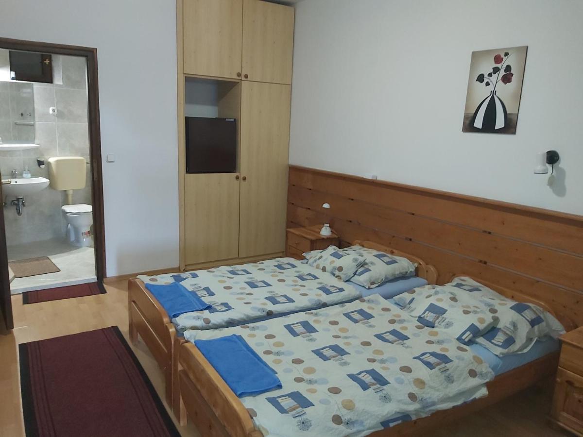 Valcsics Villa Panzió Pécs Esterno foto