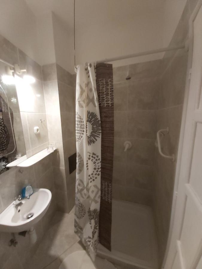 Valcsics Villa Panzió Pécs Esterno foto