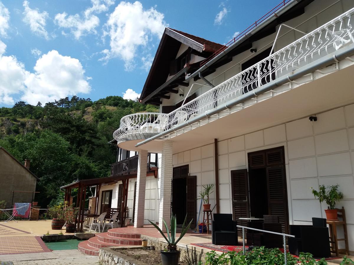 Valcsics Villa Panzió Pécs Esterno foto