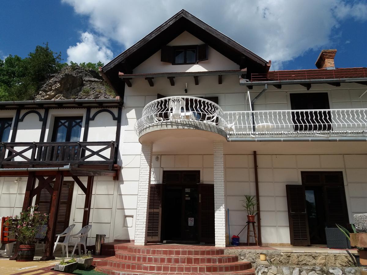 Valcsics Villa Panzió Pécs Esterno foto